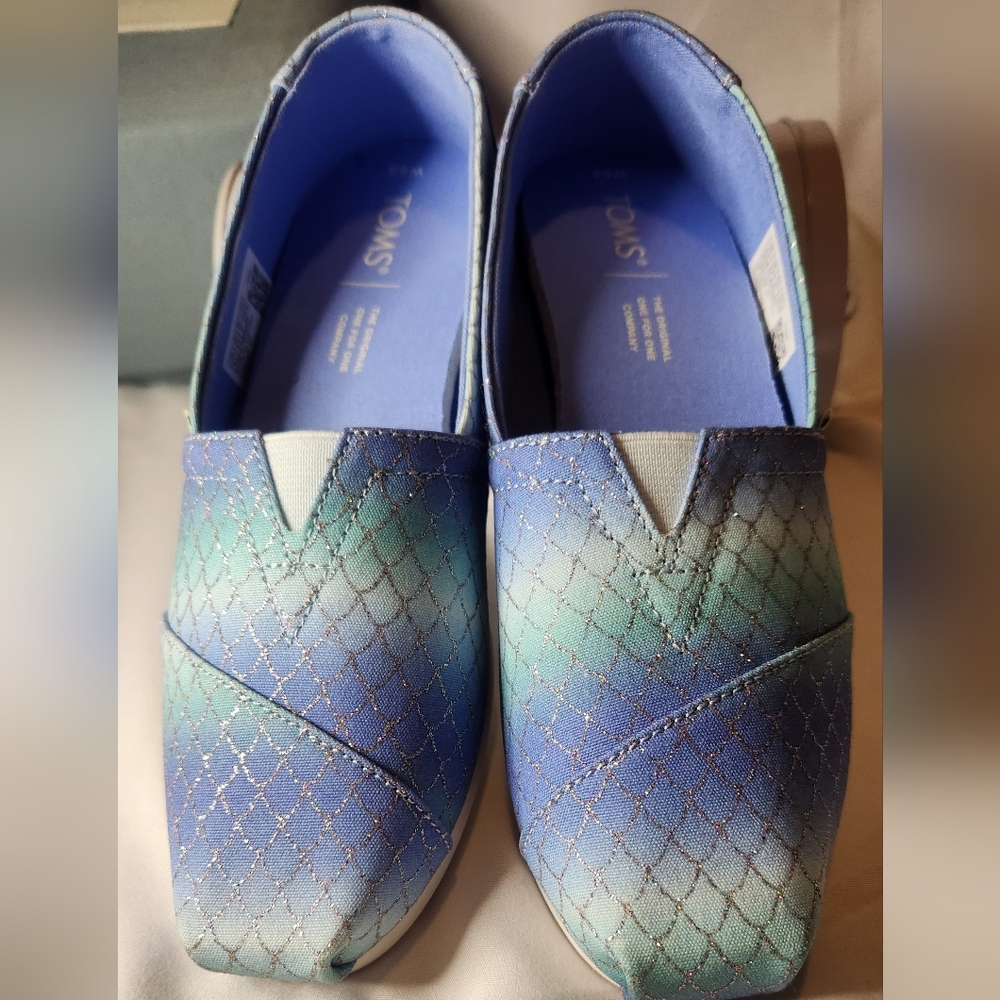 Multi iridescent Mermaid Scales Print Alpargata, Women's size 6.5